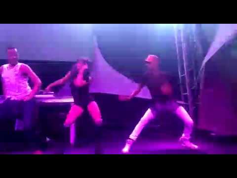 Fãs dançam com Gabily e Nego do Borel em show no Rei do Bacalhau