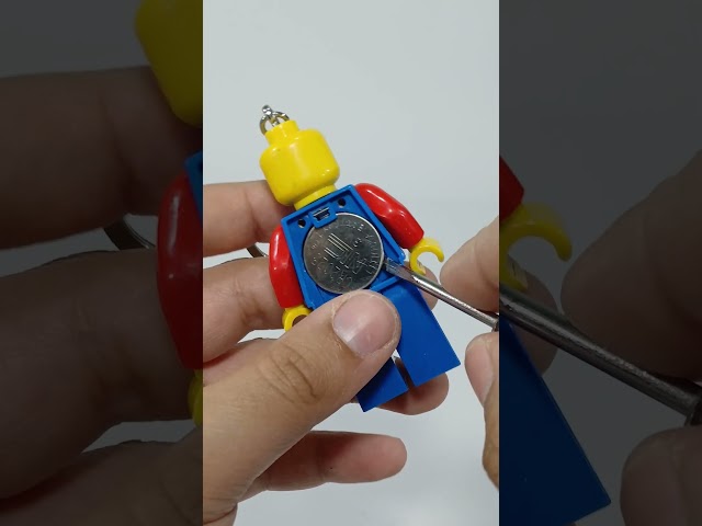 Vídeo relacionado con Llavero Lego Icónico Doctora Femenina Linterna - Figura de 76 mm de Altura (KE185) - 2 Pilas CR2025 Incluidas