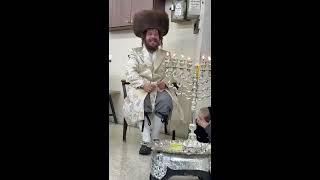 דער קרעטשניף'ער נשמת כל חי בהדלקות נר ז' דחנוכה אצל האדמו"ר מקרעטשניף כפר עטה