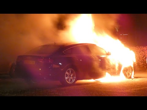 Prio 1 TS 21-3131 met spoed naar Autobrand op de Grindlaan in Oss