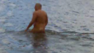 preview picture of video 'Jeppe svømmer over søparken i Brørup på studenterrundtur2'
