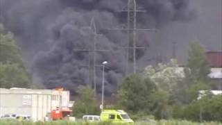 preview picture of video 'Incendie de grande ampleur d'un dépôt de pneus à Martigny'