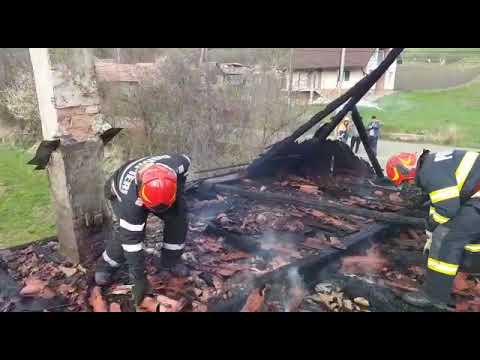 Incendiu PUTERNIC la o casă și anexă gospodărească din comuna Aluniș, județul Cluj