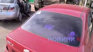 В Николаеве «Мазда» врезалась в припаркованные автомобили – один из них перевернулся