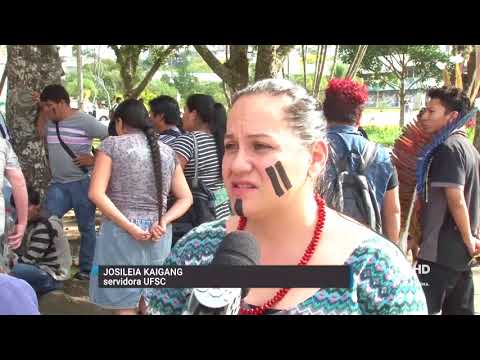 Alunos indígenas da UFSC fizeram ritual de despedida em homenagem ao reitor