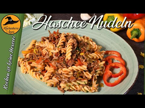 Haschee Nudeln mit Salat , würzig , einfach und schnell