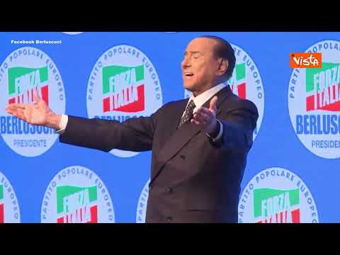 Berlusconi canta l’inno di Forza Italia