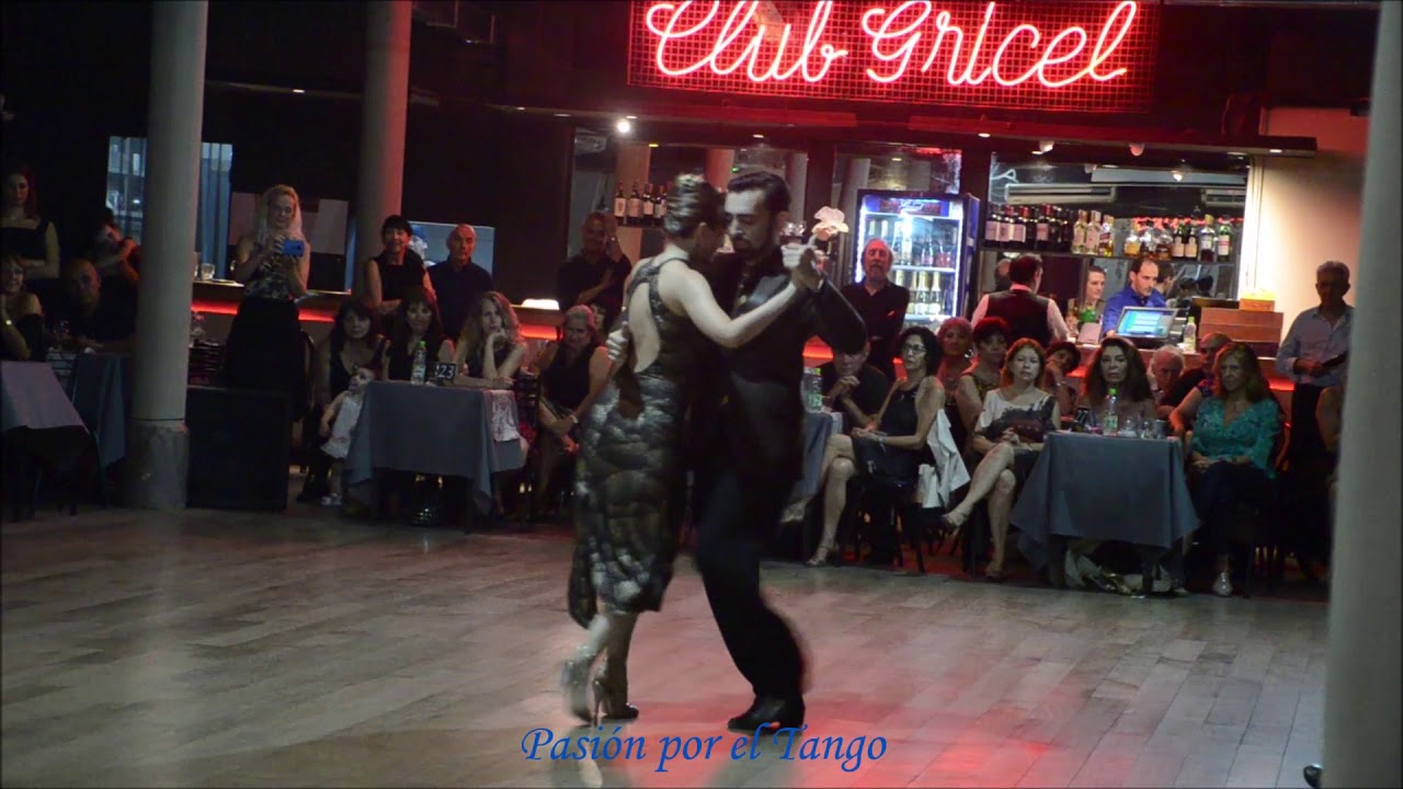 Nadia Johnson y Demián Garcia bailando la Milonga Parque Patricios en Yira Yira Milonga