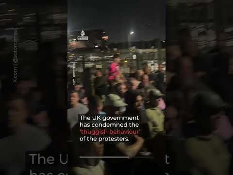 Anti-immigration protesters clash with police in UK after boat arrival | AJ #shorts
