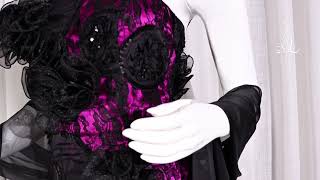 فستان دانتيل أسود على شكل حورية مبطن باللون البنفسجي مزين بورد بارز