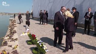 ראש הממשלה נתניהו ורעייתו ביקרו  באנדרטת ״נעליים על הדנובה״ בבודפשט, יחד עם ראש ממשלת הונגריה אורבן (עדכוני משרד ראש הממשלה) - התמונה מוצגת ישירות מתוך אתר האינטרנט יוטיוב. זכויות היוצרים בתמונה שייכות ליוצרה. קישור קרדיט למקור התוכן נמצא בתוך דף הסרטון