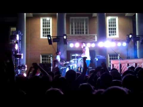 Twenty One Pilots - "Slowtown" (Live) 7/8/11
