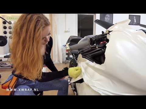 First time wrapping Triumph - Daytona 675 motor wrap skills from Mirthe with X-Wrap vinyl wrap.
