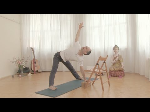 GEDREHTE GRÄTSCHE – Yoga Grundkurs mit Steffen