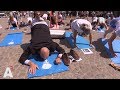 Yogasnuivers demonstreren op de Dam