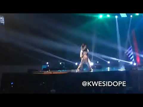 Fans attack Kwaw Kesse on stage