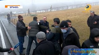 «Ու՞ր ես Նիկոլ,10 տարի էլ անցնի՝ իրար տենալու ենք». անհետ կորածների ծնողները կոտրեցին ՊՆ-ի դուռը