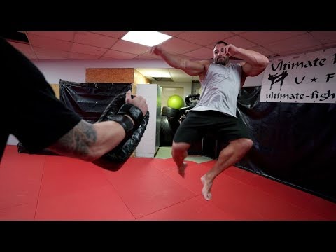 Bodybuilder lernt TORNADOKICK! Michael Smolik bringt Kevin Wolter 360° Kick bei!