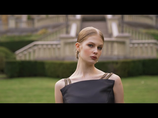 فستان بحمالات رفيعة