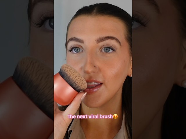 Vídeo relacionado con Real Techniques Expert Face Makeup Brush, For Liquid and Cream Foundation, Blush, and Bronzer, Buildable Coverage for Base Makeup, Dense, Synthetic Bristles, Vegan and Cruelty-Free, 1 Count