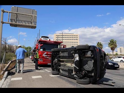 Un vehículo cae de un camión que transportaba coches y se empotra contra otro