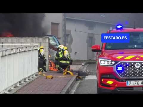 Un aparatoso incendio calcina un vehículo en Irurtzun y afecta a otros tres coches y a la fachada de un edificio