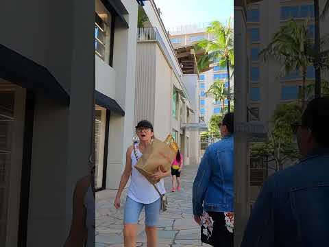 Caminhando no Royal Hawaiian Shopping Center