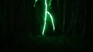 Hombre, stickman verde LED saliendo del bosque | MEME Kanye west - Wolves