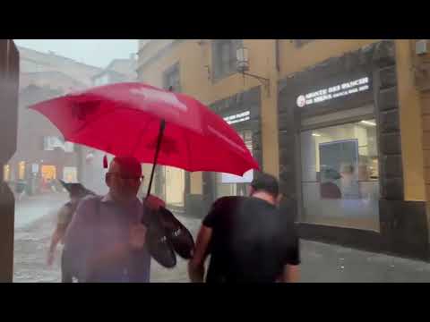 Acquazzone improvviso a Siena. Terza prova del Palio del 16 agosto 2023 annullata