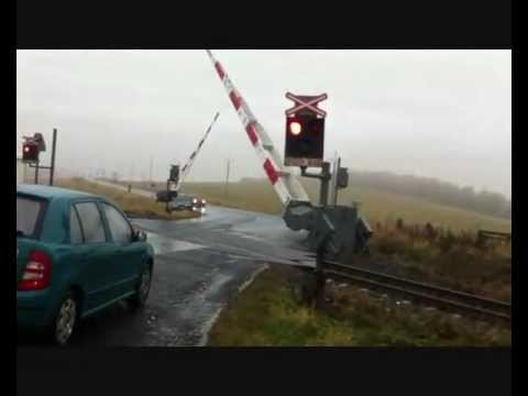 Přejezd AŽD 71 a vlak Os 5299 - Křimov, 11. 11. 2012