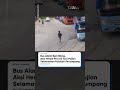 Aksi Heroik Seorang Pemuda Selamatkan Bus Dengan Rem Blong