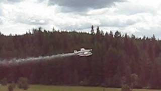preview picture of video 'Wildfire attack plane make precision water drops'