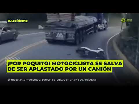 Motociclista se salva de ser aplastado por un camión