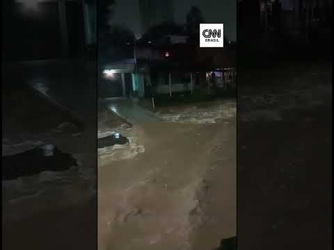 Chuvas em São Paulo: vídeo mostra enchente que arrastou duas pessoas na Região Metropolitana