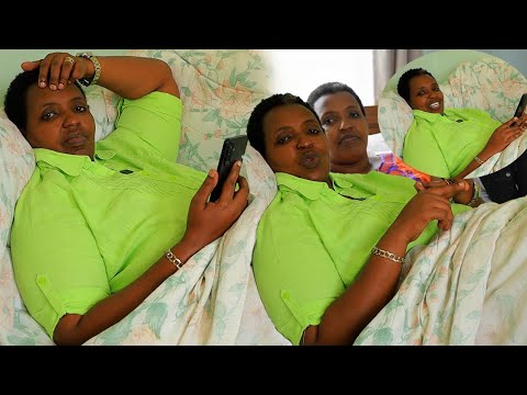 Niteguye Gutanga Igituba Umugore Ushaka Imboro Kuri Telephone Aryamye Agaramye Akora kumishino