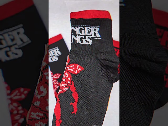 Vídeo relacionado con Cinereplicas Stranger Things - Set de 3 Calcetines Scoops Ahoy Talla Única - Licencia Oficial