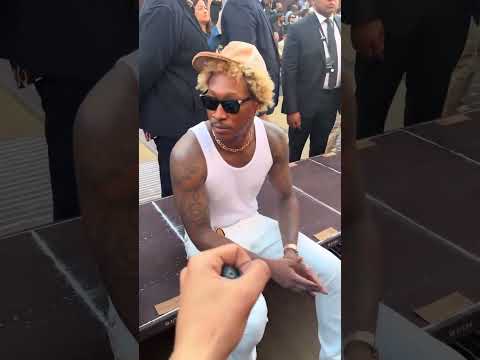 Future curved a fan asking for a fist bump 😭