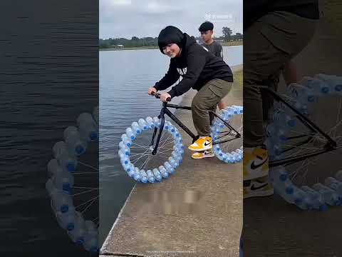 Uite Cum Merge Cu Bicicleta PE APA !