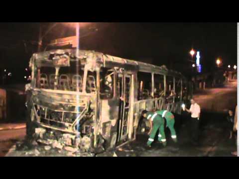 M2U05194/Onibus incendiado na regiao do Capao Redondo zona sul de sp.