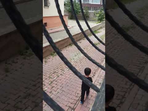 Serenat Yapan Çocuk (Gizli Çekim)