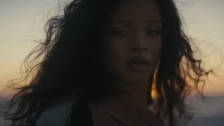 Kadr z teledysku Lift Me Up tekst piosenki Rihanna