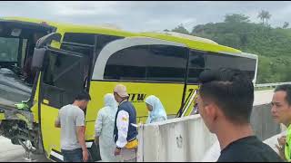 Download lagu Kecelakaan Bus di jalan tol Padang mp3