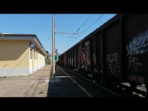 E 193 322 con merci a carri scoperti in transito