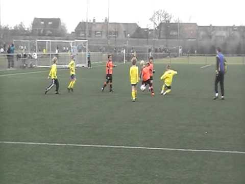 5 maart 2011 Delta Sports F4 - VV De Meern F7 1-5 Gijs op de paal