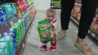 Download lagu So smart! Baby monkey xuka and her aunt went shopping at the supermarket. mp3