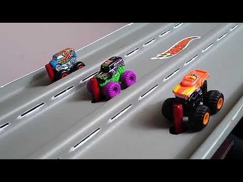 Monster Jam Mini/Manic Monday Morn'n Drag Race,Spin Master vs HW