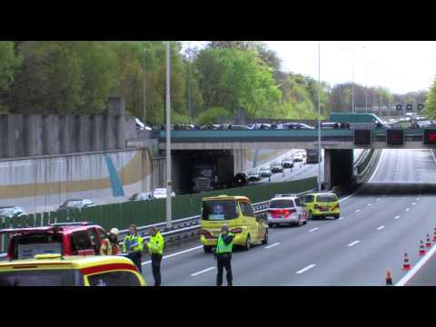 A28 Man uren bekneld in busje op de vangrail bij Zeist