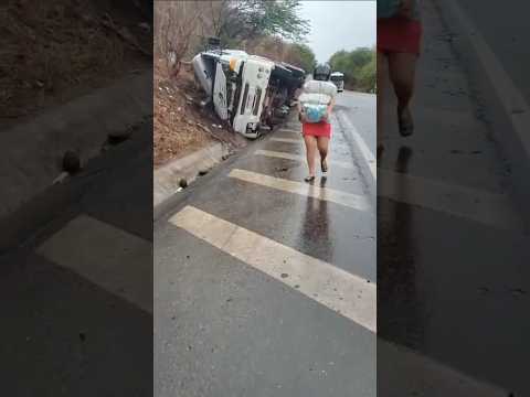 Caminhão com carga de açúcar tomba na BR-222 em Itapajé