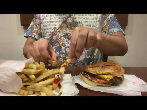Simplesmente experimentei um cheeseburger do Burger City Grill na América.
