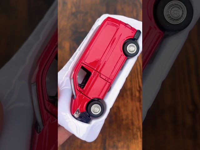 Vídeo relacionado con Kids Globe VW Transporter 520362 Die Cast Pull Back - Juguete Infantil (13,5 cm), Color Rojo